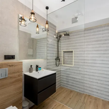 Grzegorzki Deluxe By Bookinghost *